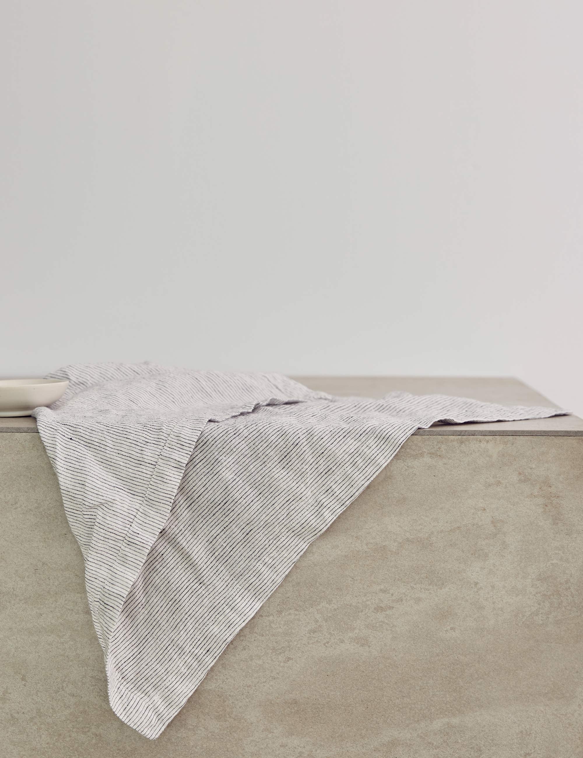 Linen Table Napkins (Set of 4) by Cultiver